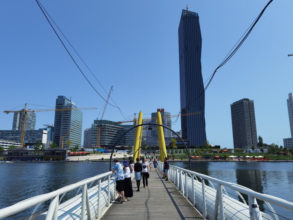 Die schwimmende Brücke verbindet den Copa Beach Strand an der Donaucity mit der Donauinsel