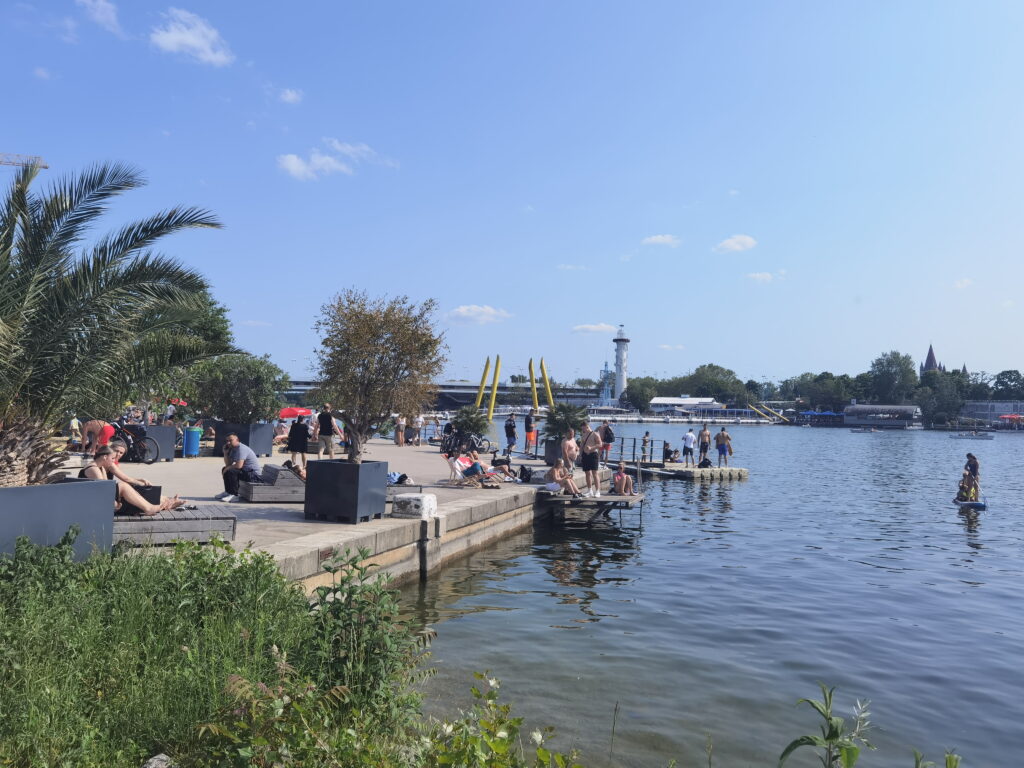 Am Copa Beach unter Palmen an der Donau entspannen