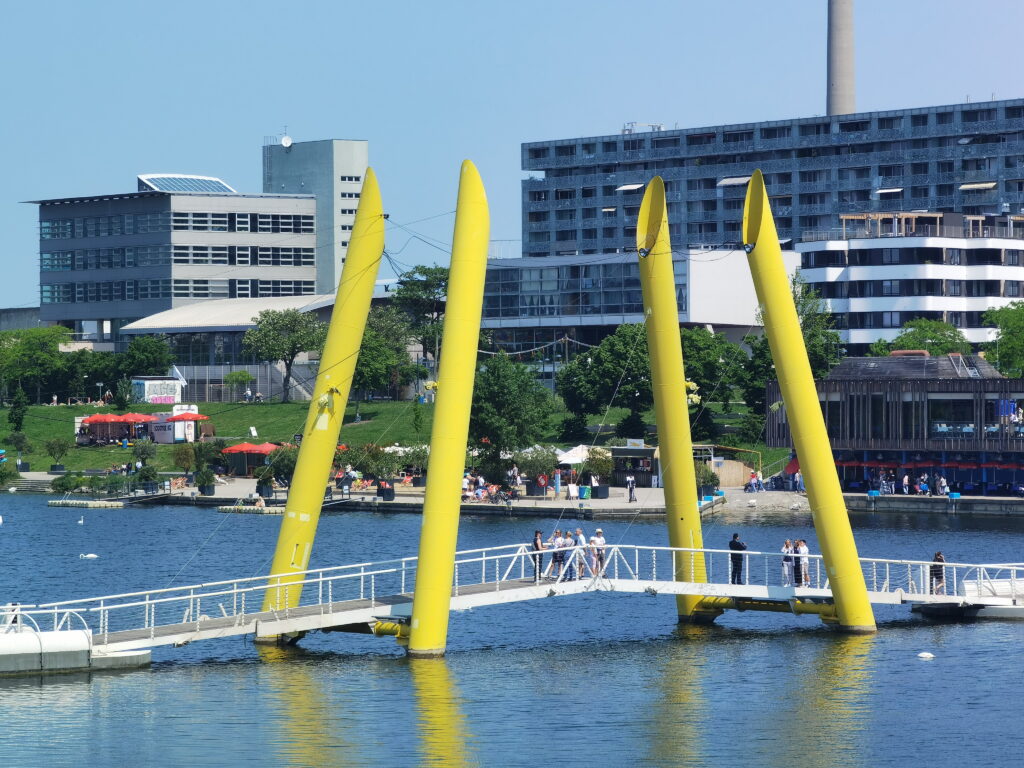 Die schwimmende Brücke verbindet die Donauinsel mit dem Copa Beach