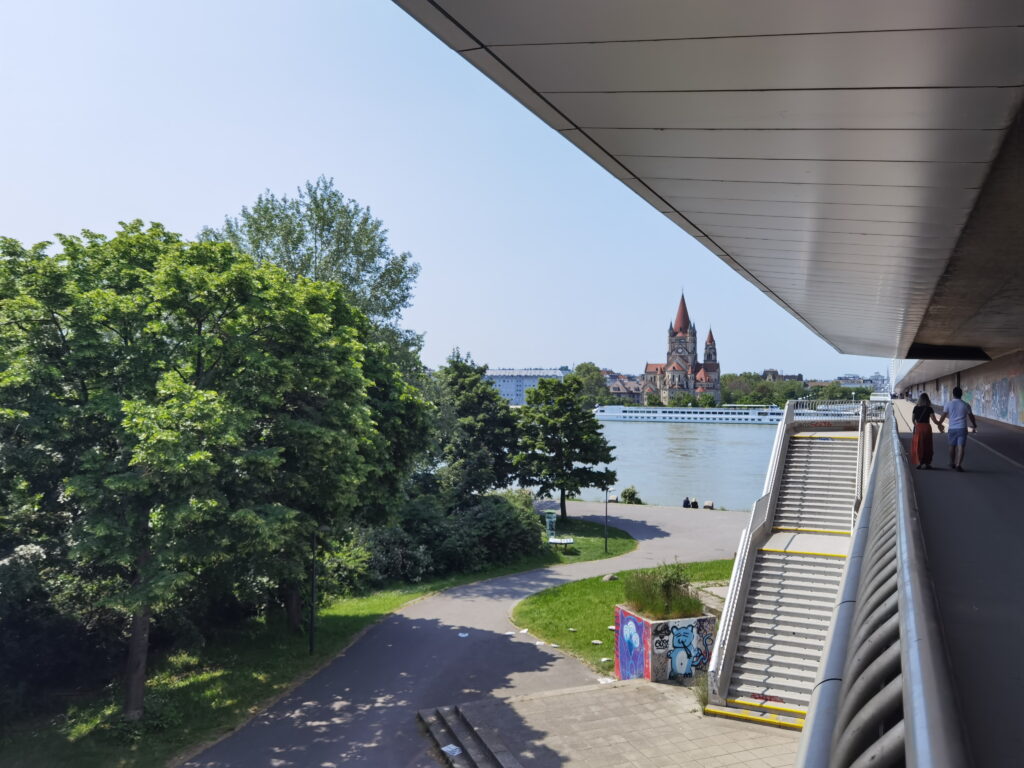 Abgang von der Reichsbrücke auf die Donauinsel