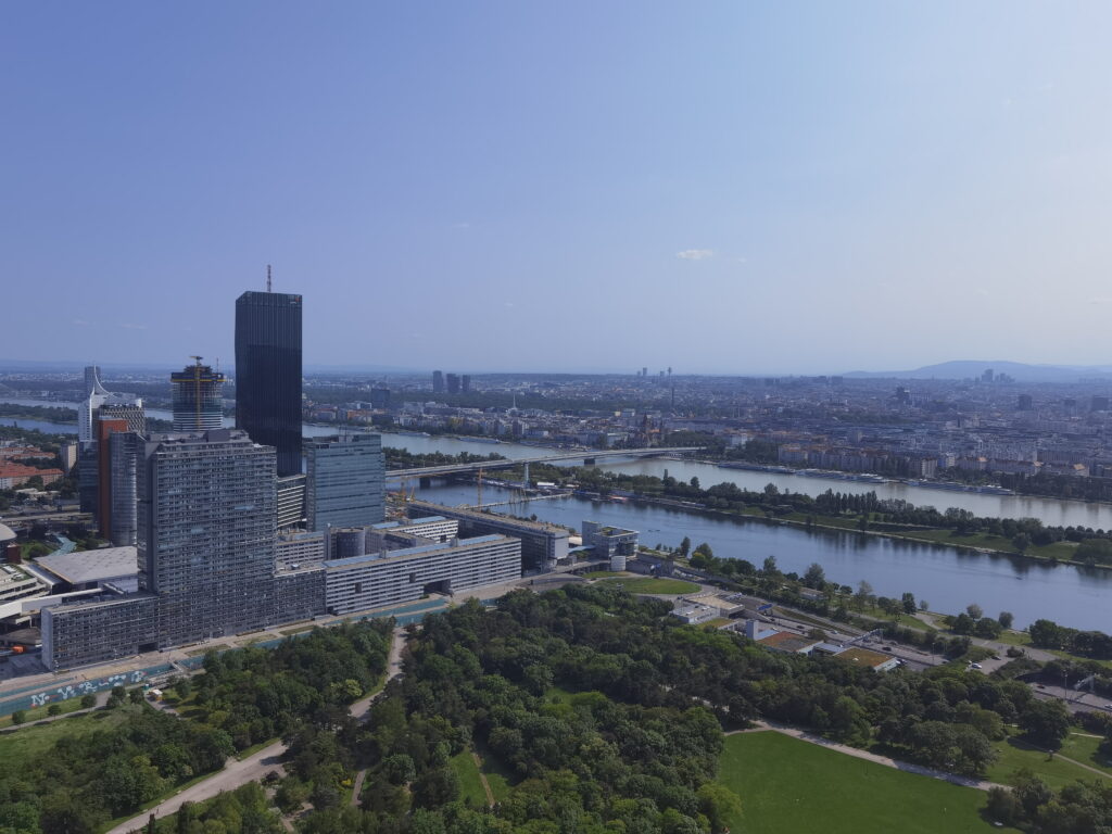 Der Ausblick vom Donauturm auf die Donaustadt mit ihren Hochhäsuern und die Donauinsel