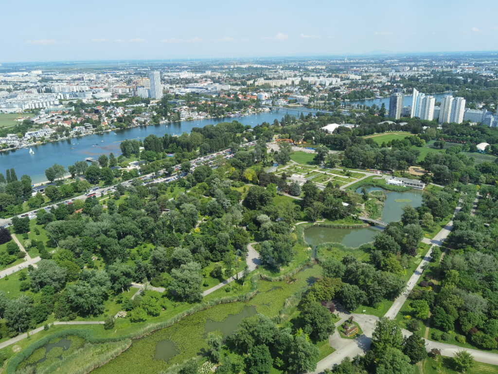 Der Donaupark Wien vom Donauturm gesehen